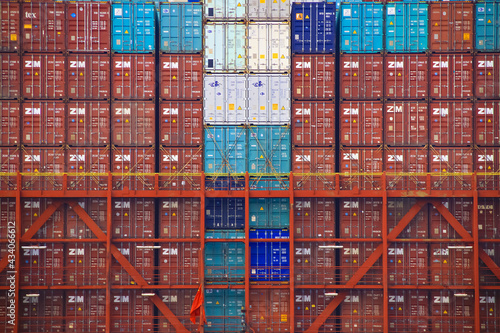 Container auf einem Schiff gestapelt, Hamburg, Germany