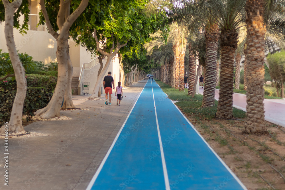 Dubai, UAE - 05.15.2021 - Jogging and cycling tracks at Al Ittihad park in Palm Jumeirah. Outdoors