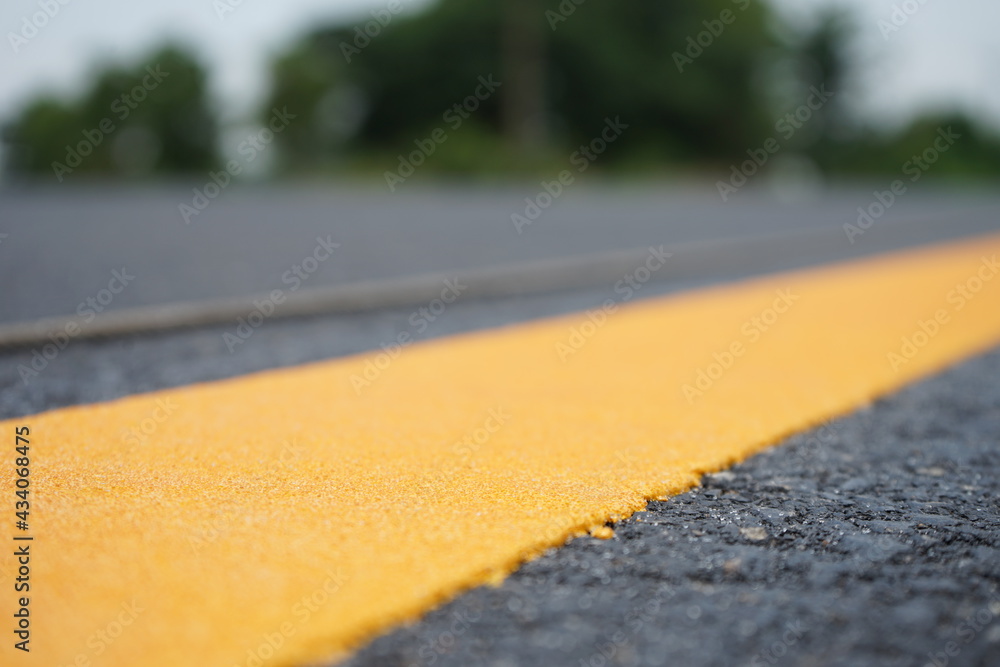 Yellow traffic line Used to divide the traffic direction.