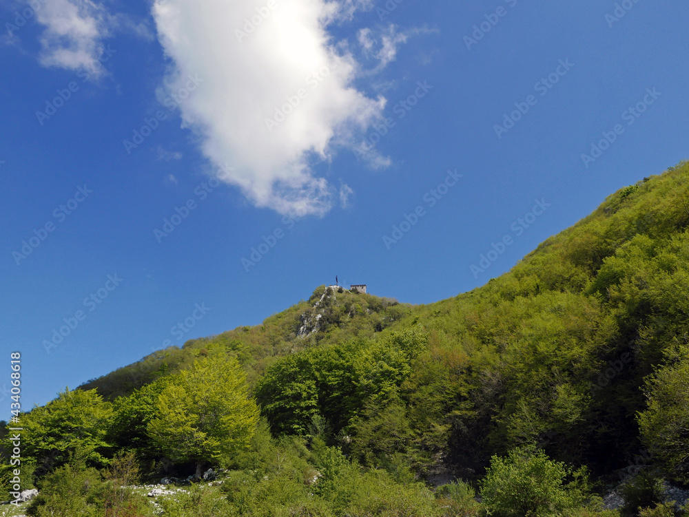 vista panoramica e assolata del Monte Cacume nel lazio, in Italia