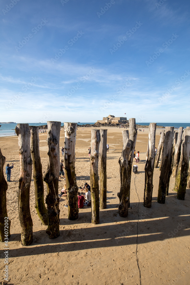  Big breakwater and beach in Saint Malo, 3000 trunks to defend the city from the tides, Ille-et-Vilaine, Brittany, France