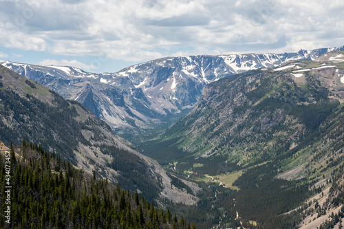 Fototapeta Naklejka Na Ścianę i Meble -  An overlooking view of nature in Custer National Forest, Montana