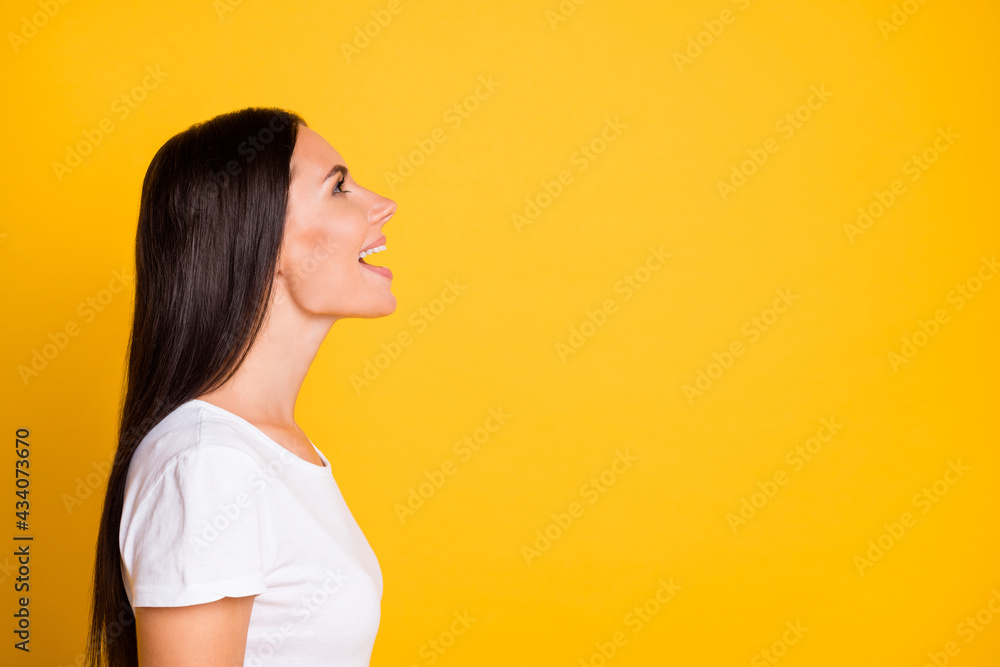 Photo of adorable shiny young woman dressed white t-shirt screaming announcement looking empty space isolated yellow color background Photo of adorable shiny young woman dressed white t-shirt screaming announcement looking empty space isolated yellow color background