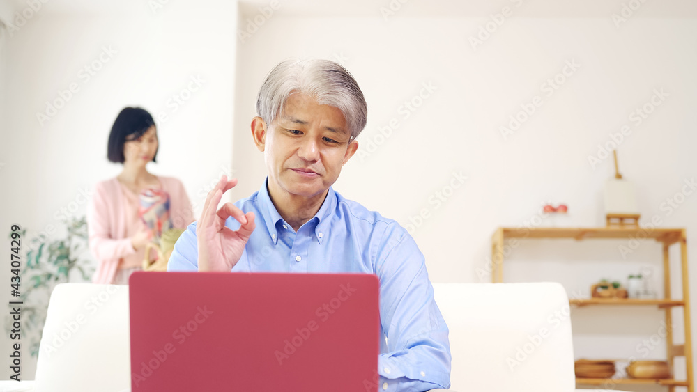 自宅でオンライン通話するシニア男性　テレワーク　リモートワーク