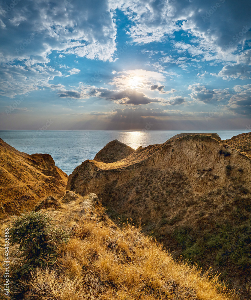 Obraz premium Sunset Stanislav clay mountains and canyons above Dnipro river bay, Ukraine