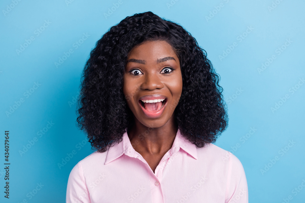 Photo of adorable impressed dark skin lady dressed pink clothes open mouth isolated blue color background Photo of adorable impressed dark skin lady dressed pink clothes open mouth isolated blue color background