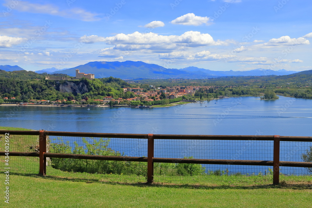 LAGO MAGGIORE CON VISTA SULLA ROCCA DI ANGERA, ITALIA, LAKE MAGGIORE WITH VIEW ON ANGERA FIRTRESS, ITALY LAGO MAGGIORE CON VISTA SULLA ROCCA DI ANGERA, ITALIA, LAKE MAGGIORE WITH VIEW ON ANGERA FIRTRESS, ITALY