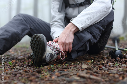 Valokuva Trekker complaining alone in the mountain with broken ankle