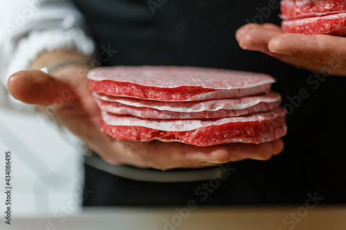 Hamburger di carne appena compattati e pressati e pronti per essere venduti o cotti
