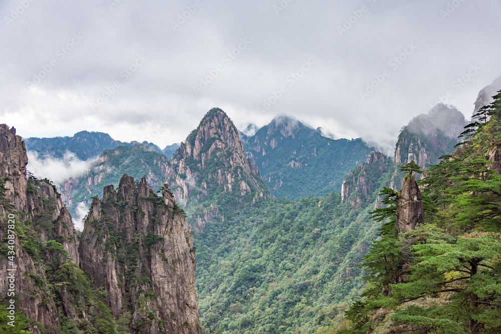 世界遺産・中国安徽省・黄山の自然、北海賓館からの眺望　筆架峰　夢筆生花