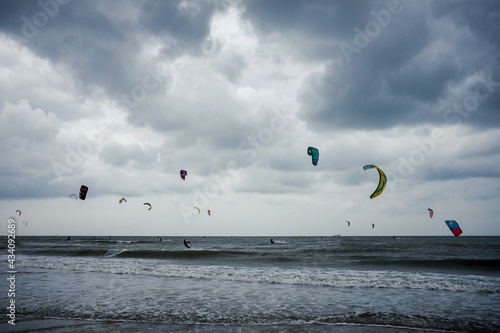 Kitesurfen im Meer photo