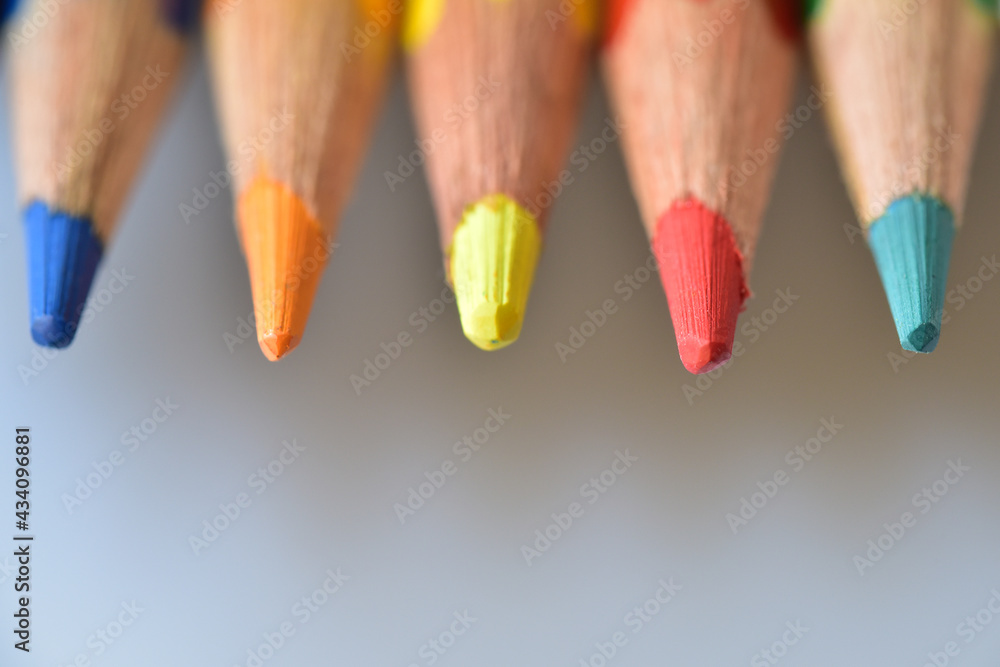 Obraz premium Top down view of neatly arranged tips of colored pencils.