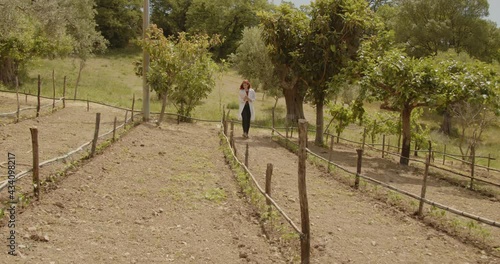 Giovane agronoma con vestito bianco controlla i terreni photo