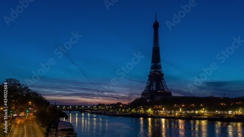 Paris et sa Tour Eiffel au lever de soleil