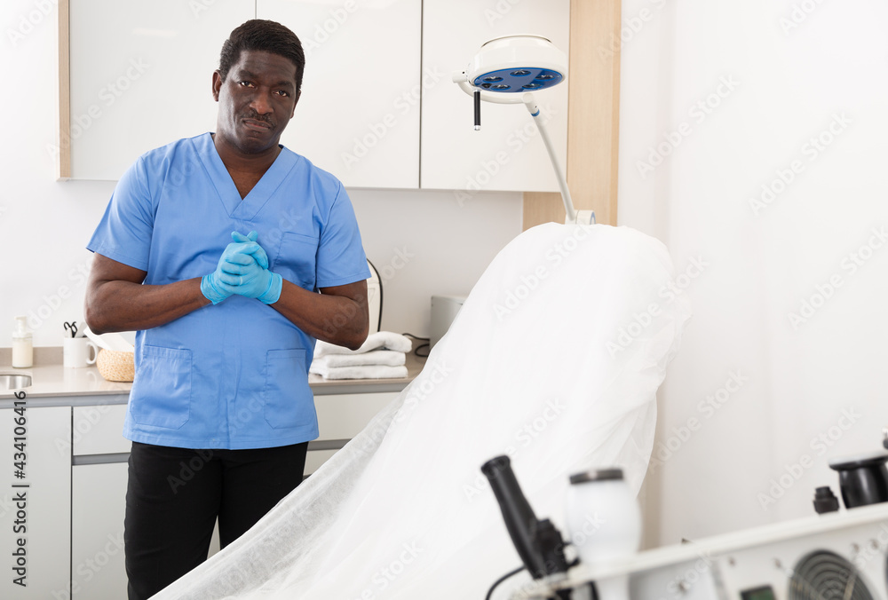 Obraz premium African american male doctor cosmetologist meeting client in modern clinic of aesthetic medicine
