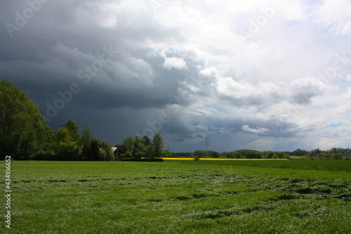 Wolkenbildung   ber Lippetal B  ninghausen auf dem Lande