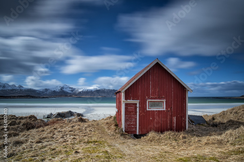 red hut at the beach, lofoten © Andreas
