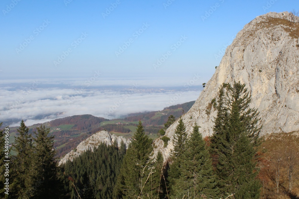 Aussicht von einem Berg in den Alpen mit Bäumen und Wolken Aussicht von einem Berg in den Alpen mit Bäumen und Wolken