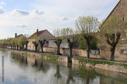 Ansicht von Orges in der Champagne mit seinem Fluss La Dhuy, Department Haute-Marne, Frankreich
