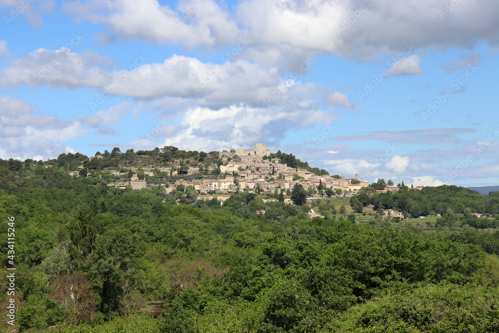 Ansicht vom Bergdorf Lacoste am Luberon in der Provence, Frankreich