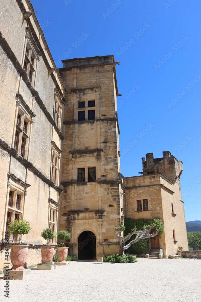 Chateau de Lourmarin am Luberon, Provence, Frankreich