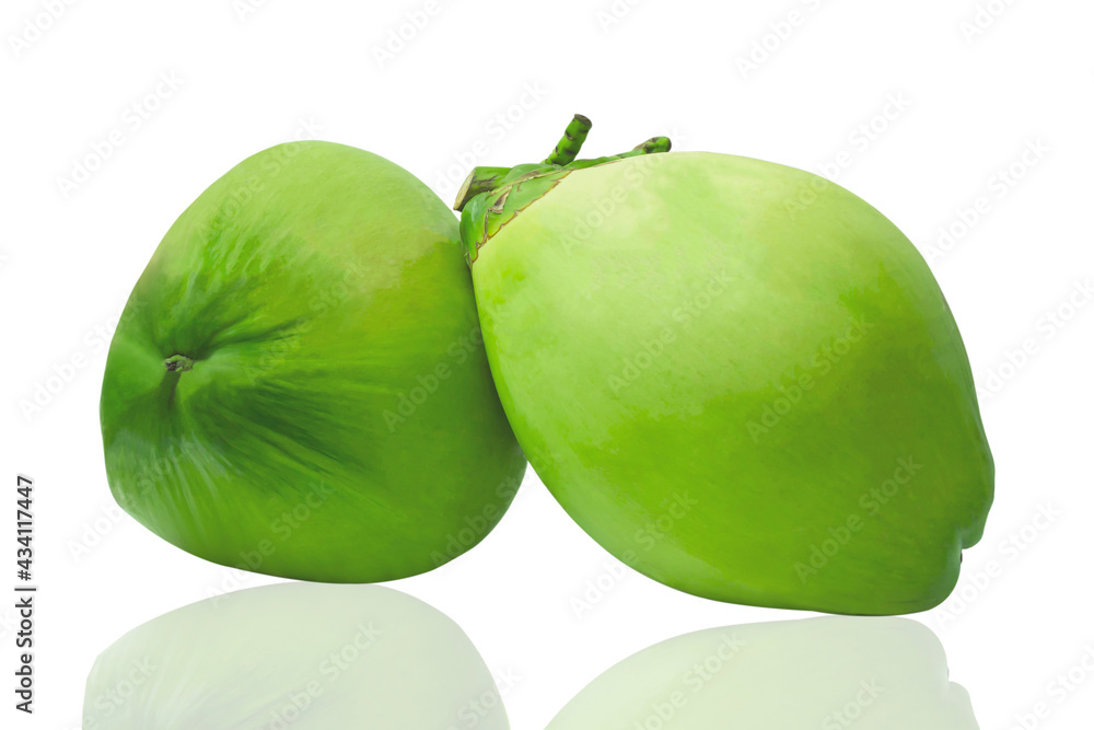 Obraz premium Green young coconut fruit isolated on white background with clipping paths