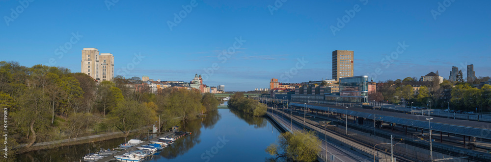 Obraz premium The canal Karlbergs kanalen in Stockholm with residential and office buildings a sunny spring morning