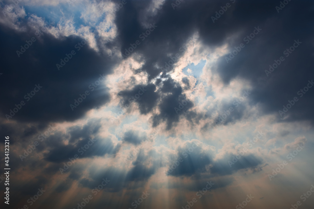 Obraz premium sunbeams shining from behind the clouds