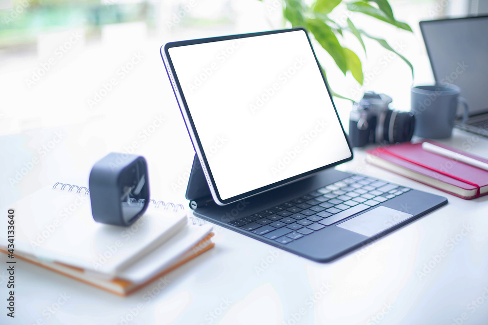 Fototapeta premium A blank screen on the laptop desk Work area with laptop and office supplies