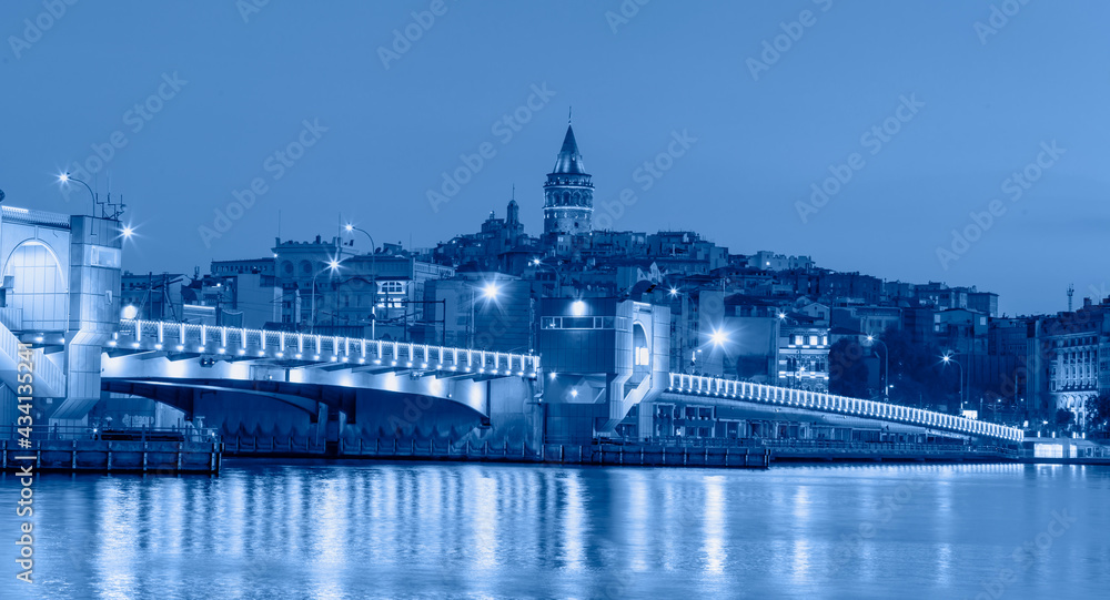Fototapeta premium Galata Tower, Galata Bridge, Karakoy district and Golden Horn at morning, istanbul - Turkey