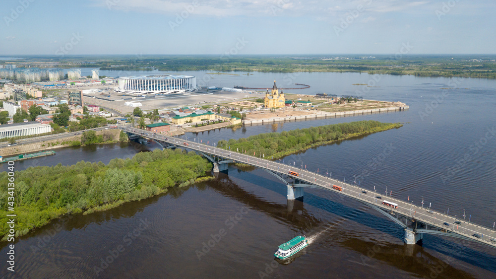 Naklejka premium Nizhny Novgorod. Kanavinsky bridge over the Oka river in the city center