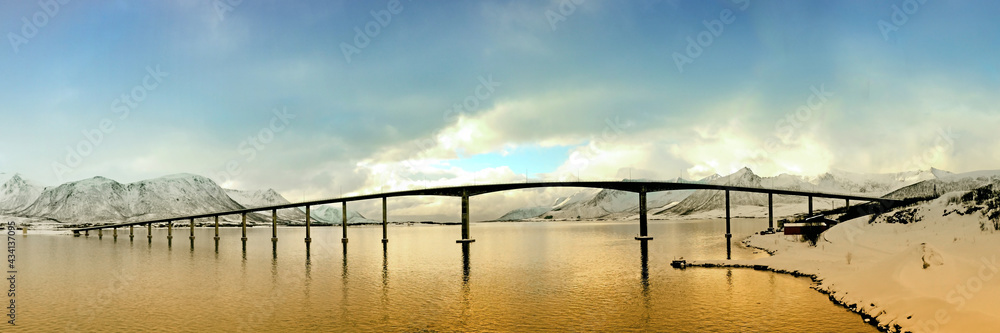 Brücke,  Küste Norwegens,  Faszinierende Lofoten und Fjorde am Polarkreis, Panorama