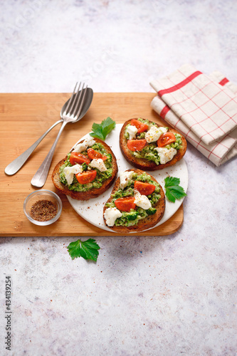 Tableau sur toile Crispy bread with broccoli cream tomatoes and stracchino cheese (ph