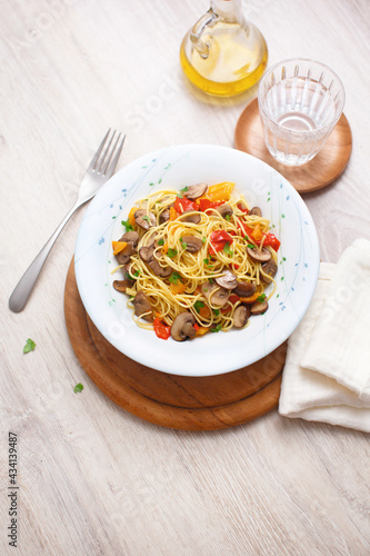 Tagliolini pasta with vegetables and mushrooms (ph. Marianna Franchi)