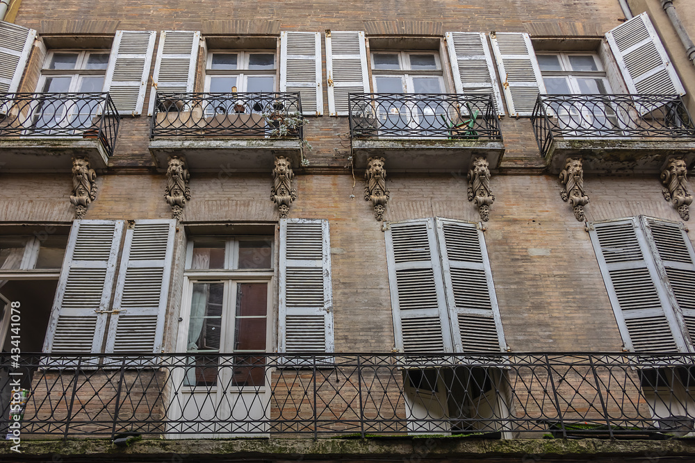 Architectural fragments of the design of an old French house in Toulouse Old town. Toulouse, Haute-Garonne, France. Architectural fragments of the design of an old French house in Toulouse Old town. Toulouse, Haute-Garonne, France.