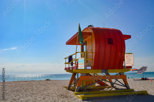 lifeguard tower on the beach © Eduardo Gravina