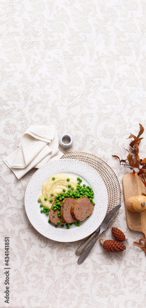 Spiced meatloaf with celeriac and pea puree (ph. Marianna Franchi) Spiced meatloaf with celeriac and pea puree (ph. Marianna Franchi)