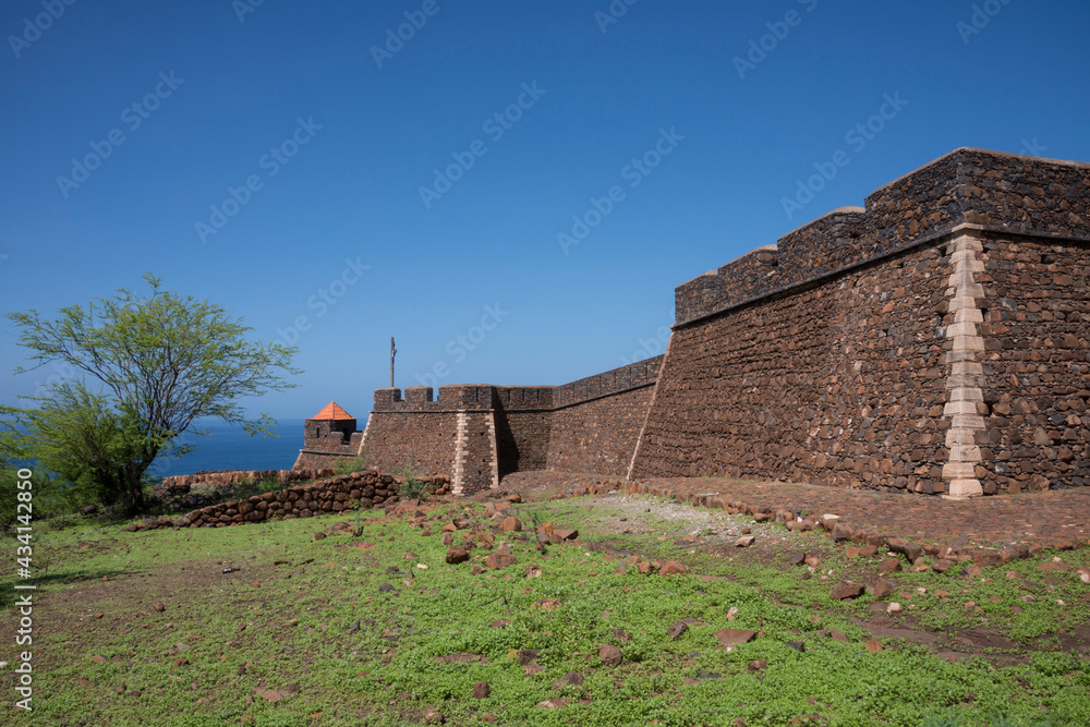 Muros exteriores del fuerte de San Felipe en Ciudad Velha,  en la cosyta de la isla de Santiago en Cabo Verde