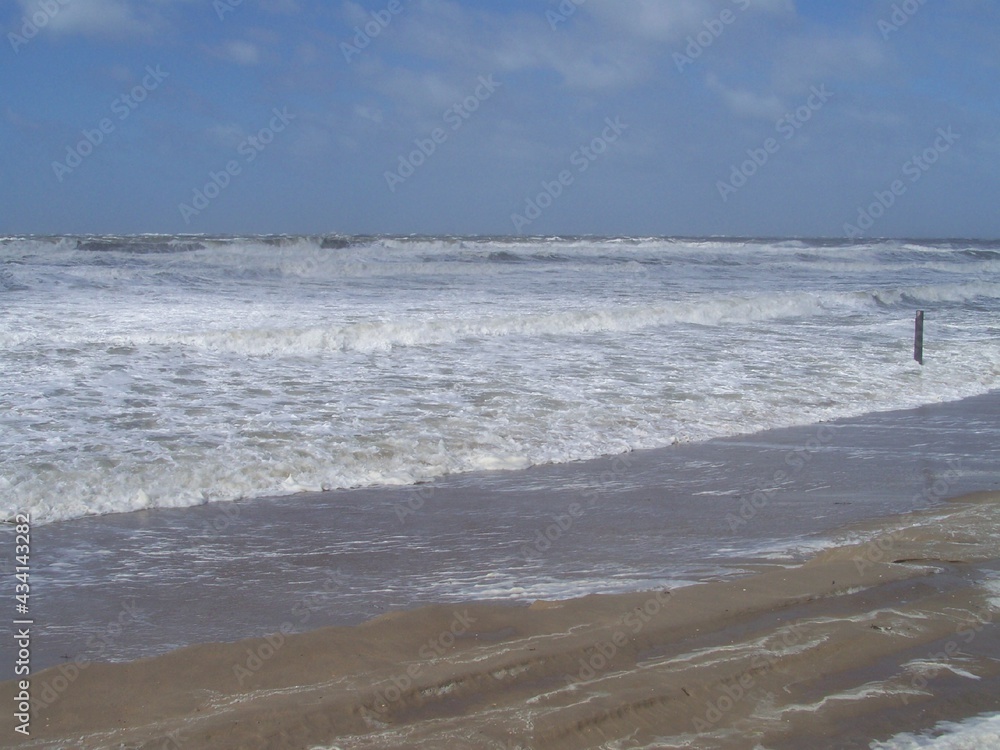 Fototapeta premium Storm-lashed sea off the coast of North Holland, the Netherlands Sturmgepeitschtes Meer vor der Küste von Nordholland, Niederlande