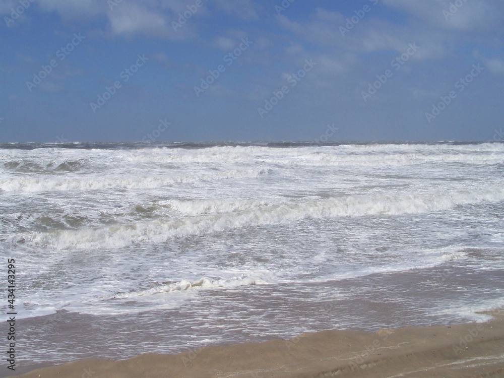 Storm-lashed sea off the coast of North Holland, the Netherlands Sturmgepeitschtes Meer vor der Küste von Nordholland, Niederlande
