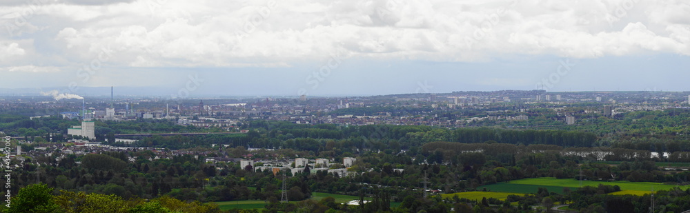 Ein Panorama von Mainz der Landeshauptstadt von Rheinland-Pfalz und Wiesbaden der Landeshauptstadt von Hessen