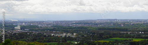 Ein Panorama von Mainz der Landeshauptstadt von Rheinland-Pfalz und Wiesbaden der Landeshauptstadt von Hessen