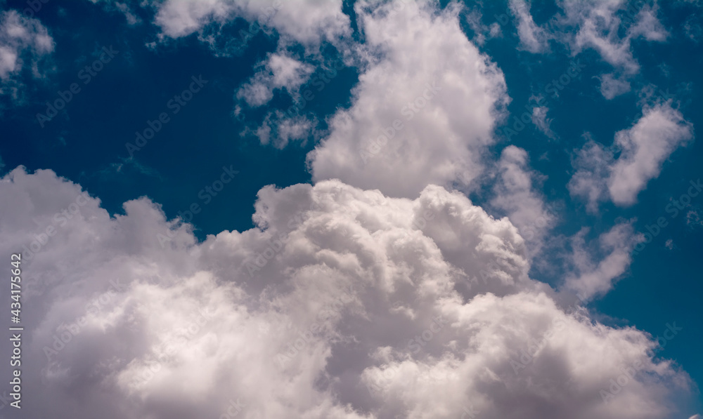 Obraz premium Blue sky background with clouds