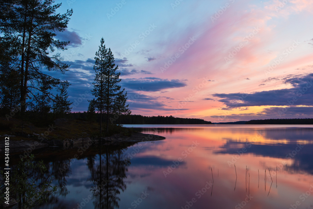 Bunte Abenstimmung am See Lentua bei Kuhmo in Finnland