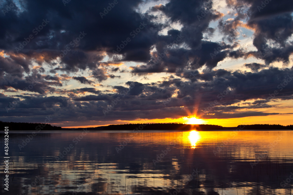 Sonne am Abend über dem See Lentua  bei Kuhmo in Finnland