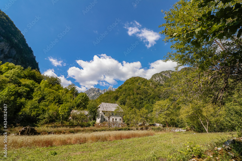 Obraz premium old house in the mountains (Albanian Alps Theth 2,790 ft)