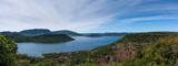 Vue panoramique sur le lac du Salagou et ses terres rouges 