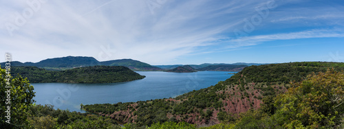 Vue panoramique sur le lac du Salagou et ses terres rouges 