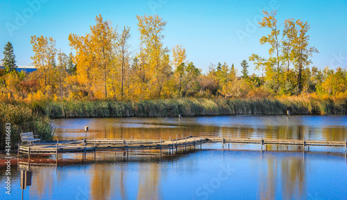 Cuadro en lienzo Boardwalk and ponds at Fort Whyte Alive,  Manitoba, Canada.