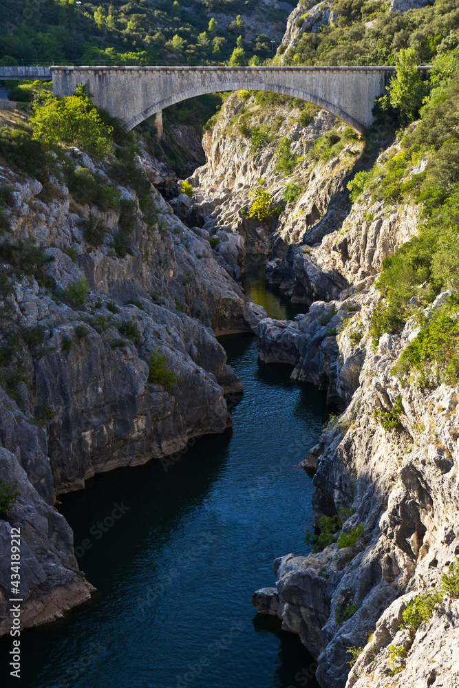 Schlucht mit Brücke bei Saint-Jean-de-Fos in Südfrankreich Schlucht mit Brücke bei Saint-Jean-de-Fos in Südfrankreich